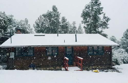 Pine Mountain Club Cabin | Log cabin w/sauna, cinema, deck, tree house, trampoline AND easy walk to town.