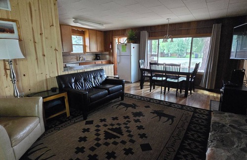 Buena Vista House | Log cabin, walking distance to town. STR-049