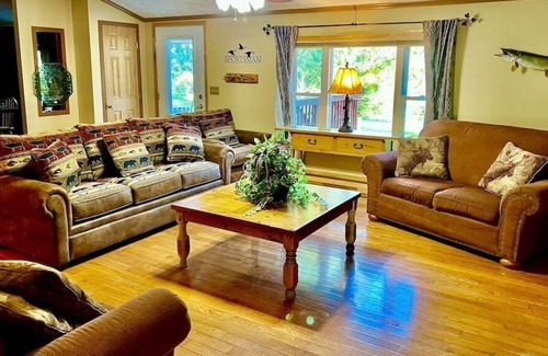 Harpers Ferry Cabin | Log Cabin with Hot Tub 4 Bedroom / 3 bath & New Fishing Pond