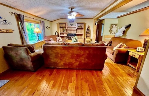 Harpers Ferry Cabin | Log Cabin with Hot Tub 4 Bedroom / 3 bath & New Fishing Pond