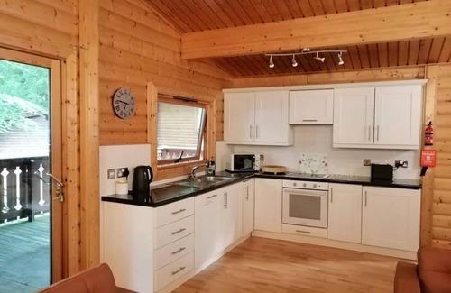 Kenwick Cabin | Log cabin with hot tub and nestled in Kenwick Park, Louth