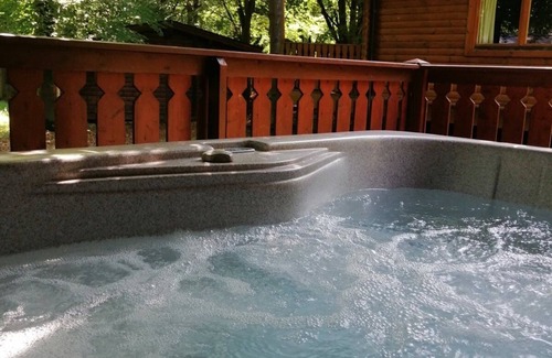 Kenwick Cabin | Log cabin with hot tub and nestled in Kenwick Park, Louth