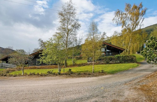 Lochearnhead Ski Chalet | Log cabin with one double with ensuite shower and two twin.