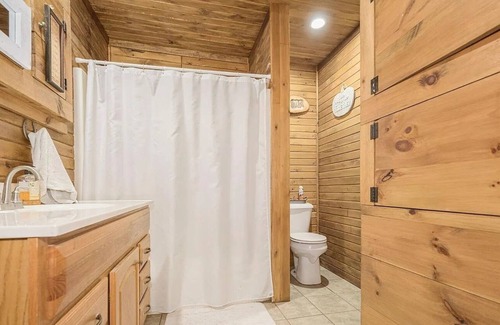 Onondaga Cottage | Log Farm House **HOT TUB**