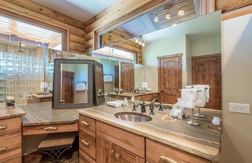Mesa Cabin | Log Haven 2 BR Cabin-Ski & Bike at Powderhorn Mtn!