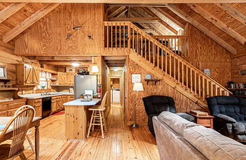 Big Creek Cabin | Log home in peaceful cove. Great for multiple families. Starlink internet