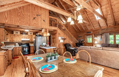 Big Creek Cabin | Log home in peaceful cove. Great for multiple families. Starlink internet