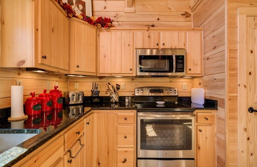 Black Mountain Cabin | LOG HOME - NEXT TO CREEK/FIREPLACE/HOT TUB/HIKING TRAILS/PET FRIENDLY