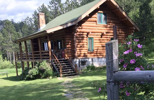 Custer House | Log Home, secluded on a creek