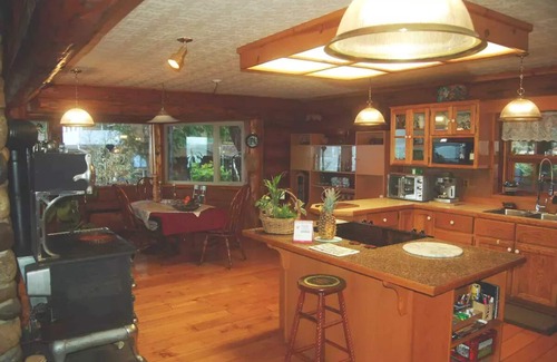 Union Bay Ski Chalet | Log Home with 4 bedrooms 3 bathrooms