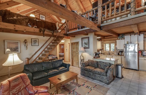 Garrison House | Log Home With Boat Launch, Huge Yard, Pool Table, Inside & Outside Games!