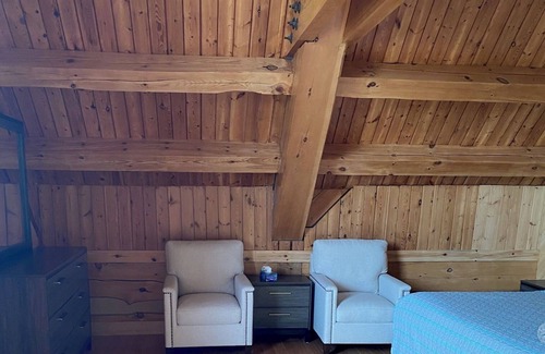 King Cottage | Log house with pool! Close to Toronto! 5 mins from downtown Bolton!