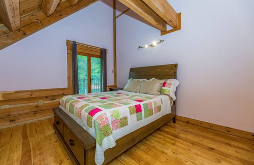 King Cottage | Log house with pool! Close to Toronto! 5 mins from downtown Bolton!