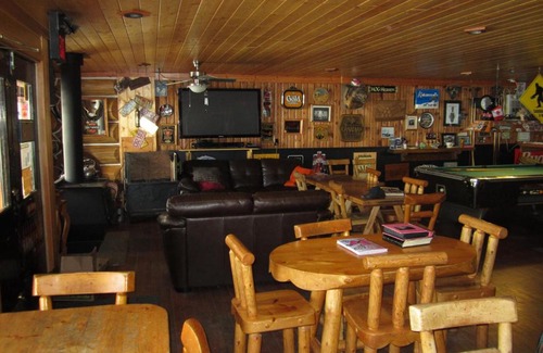 Avola Cabin | Log Inn & Pub
