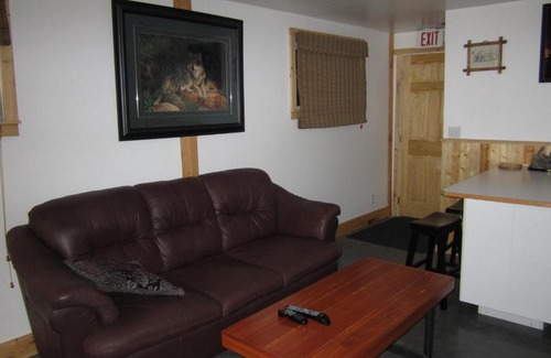 Avola Cabin | Log Inn & Pub