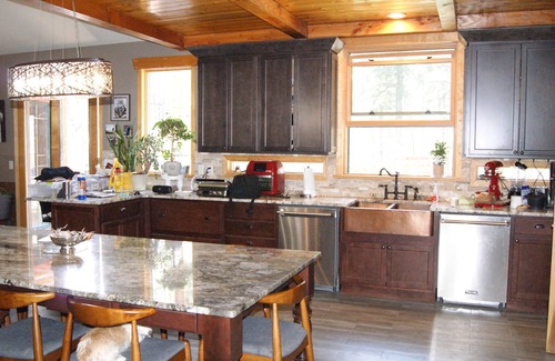 Colorado Springs Cabin | Log Lodge near Colo Springs Just Updated New Toilets, Smart TVs & Lauren bedding