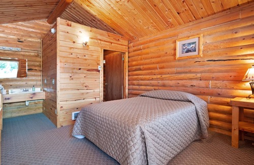 St. Charles Cabin | Log studio for two with a well-equipped kitchenette