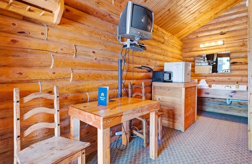 St. Charles Cabin | Log studio for two with a well-equipped kitchenette