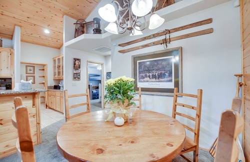 Big Bear Lake Cabin | Log Style Cabin in Moonridge, 3bd, 3ba, Sleeps 9, Walk To Slopes, Ntl. Forest