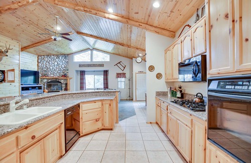 Big Bear Lake Cabin | Log Style Cabin in Moonridge, 3bd, 3ba, Sleeps 9, Walk To Slopes, Ntl. Forest
