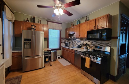 Logan Square Apartment | Logan Square :The place to be in Chicago.Spacious & sunny 2-Br apt.Free parking