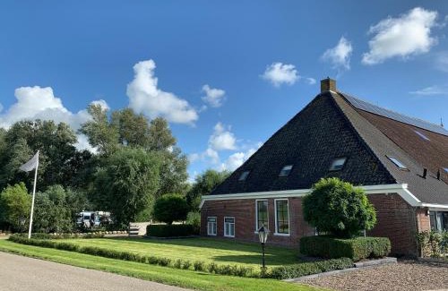 Hitzum Ski Chalet | Logeerboerderij de Salix