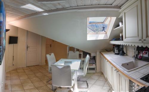 Duingt Apartment | Logement atypique avec vue unique panoramique sur le lac d’Annecy, dans une résidence avec plage et ponton privée sur la commune de Duingt (Rive gauche du lac).