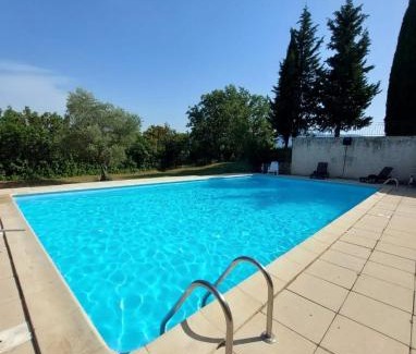 Viens Apartment | Logement d'exception près du Colorado provencal dans une résidence au calme avec piscine offrant une vue imprenable sur le Luberon depuis sa terrasse