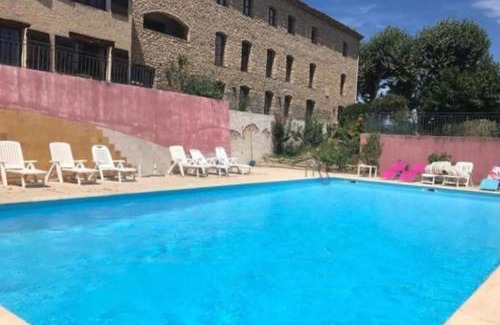 Viens Apartment | Logement d'exception près du Colorado provencal dans une résidence au calme avec piscine offrant une vue imprenable sur le Luberon depuis sa terrasse