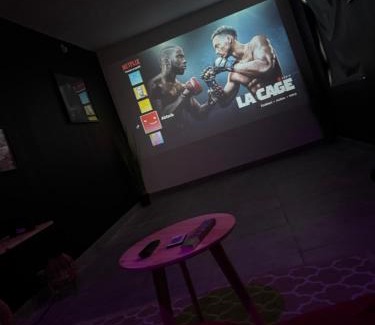 Charleville-Mezieres Apartment | Logement idéal ,salle de cinéma , Jardin ,Terrasse
