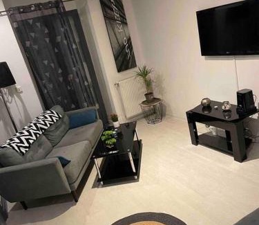 Charleville-Mezieres Apartment | Logement idéal ,salle de cinéma , Jardin ,Terrasse