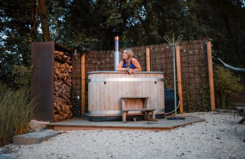 Ohey Villa | Logement insolite miroir dans la nature avec hottub