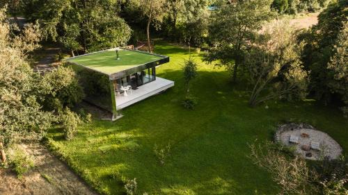 Ohey Villa | Logement insolite miroir dans la nature avec hottub