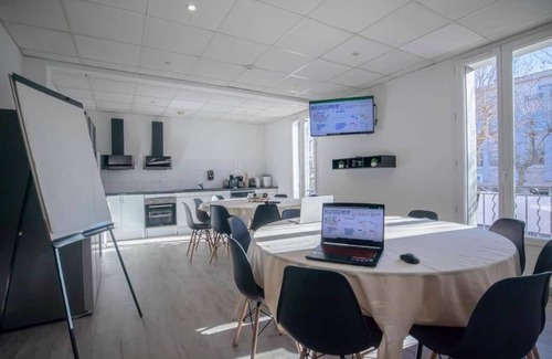 Clermont-l'Herault Apartment | Logement spécial groupe - 310 m² - Work&Play 1 1