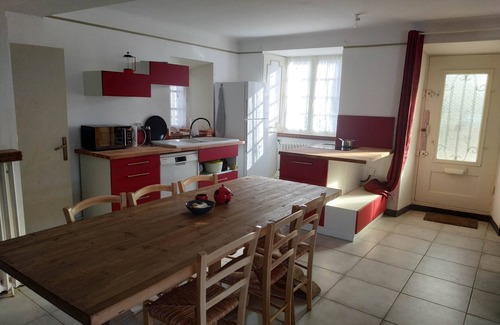 Parthenay House | Logis de la tour, in the heart of the medieval Parthenay quarter, sleeps 4 to 6