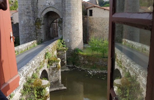 Parthenay House | Logis de la tour, in the heart of the medieval Parthenay quarter, sleeps 4 to 6