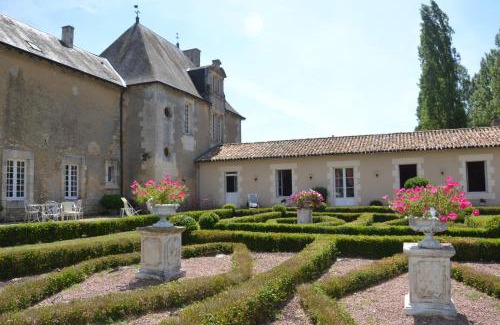 Lavoux Bed & Breakfast | LOGIS du Château du Bois Doucet
