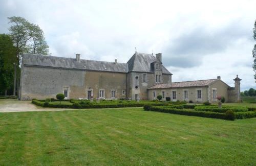 Lavoux Bed & Breakfast | LOGIS du Château du Bois Doucet