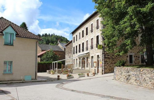 Saint-Poncy Hotel | Logis Hôtel Auberge de l'Allagnonette