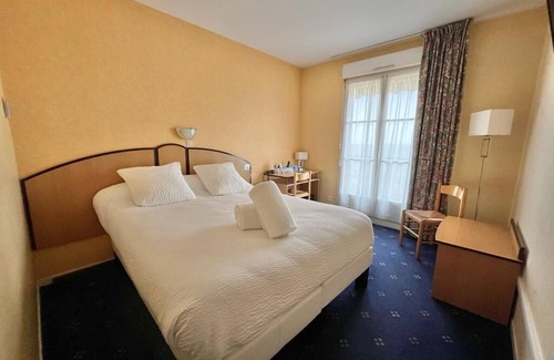 Saint-Pere-sur-Loire Hotel | Logis Hôtel Sully le Château