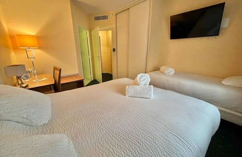 Saint-Pere-sur-Loire Hotel | Logis Hôtel Sully le Château