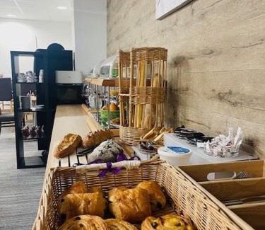 Montmarault Hotel | Logis Hôtel Le Bocage