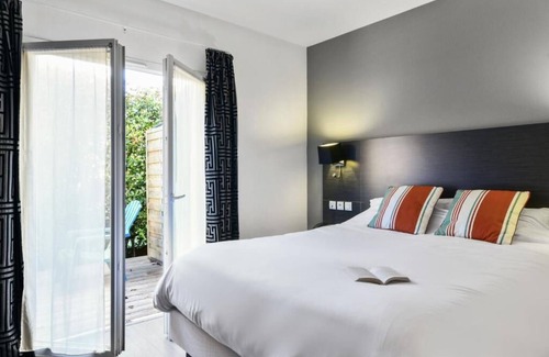 Cambo-les-Bains Hotel | Logis Hôtel & Restaurant La Villa Bleue