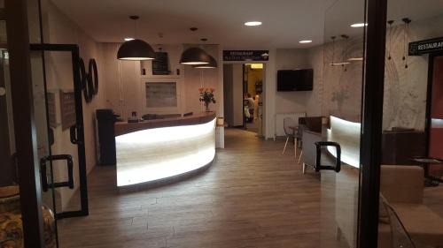 Montlucon Hotel | Logis Hotel des Bourbons Montluçon Climatisé