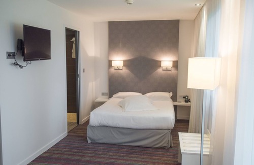 Avrille Hotel | Logis Hotel Domaine du Moulin Cavier