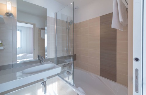 Avrille Hotel | Logis Hotel Domaine du Moulin Cavier