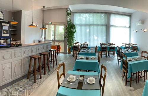 Salon-de-Provence Hotel | Logis Hotel du Midi