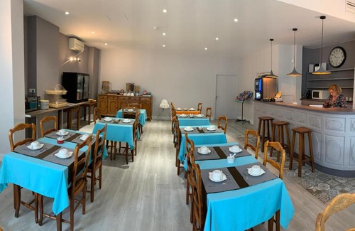 Salon-de-Provence Hotel | Logis Hotel du Midi