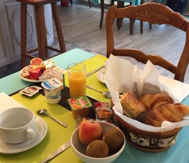 Salon-de-Provence Hotel | Logis Hotel du Midi