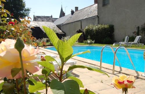Blere Hotel | Logis Hotel Restaurant Le Cheval Blanc